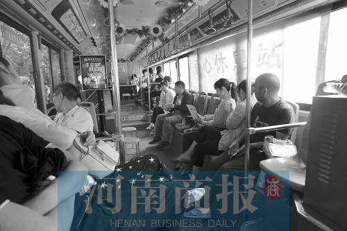 高考家長坐公交“討彩頭” 網(wǎng)友提醒：“別坐985路” 為啥？