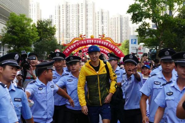 寧澤濤一人帶火一座城：粉絲包場(chǎng)酒店爆滿