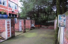 緊挨鐵山坪基地，有一條“迷你”街道，雖然簡(jiǎn)陋，但尚未拆去的店鋪名稱顯出了曾經(jīng)的“繁華”。組圖/記者倪志剛