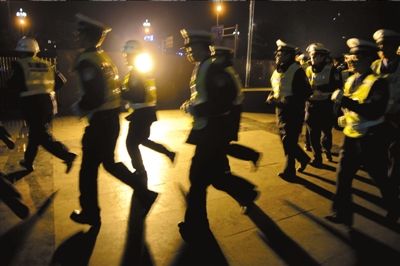 ▲涼山警方連夜出擊打拐。本報(bào)記者歐陽(yáng)曉菲攝