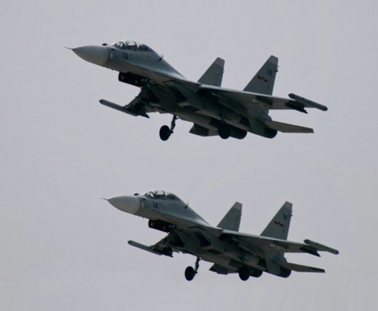 資料圖：解放軍蘇-30戰(zhàn)機(jī)編隊(duì)飛行。