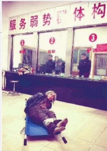 1月7日23點50分，長沙市救助管理站大廳，一名老年流浪者躺在擔架上，無助地看著記者。