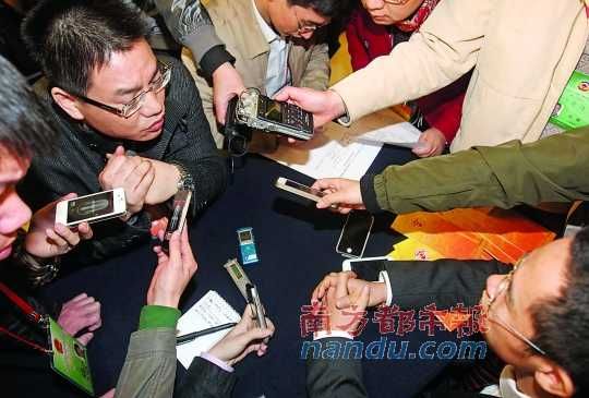 咨詢問政會上，記者的錄音設(shè)備遍布臺面。南都記者 馮宙鋒 攝