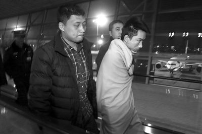 昨日，首都機(jī)場，跨國綁架勒索團(tuán)伙首犯中國籍男子奚某被押解回國。新京報記者 尹亞飛 攝