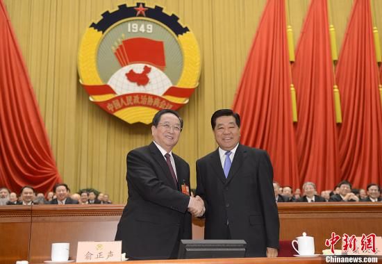3月11日下午，全國(guó)政協(xié)十二屆一次會(huì)議在北京人民大會(huì)堂舉行第四次全體會(huì)議，俞正聲當(dāng)選政協(xié)第十二屆全國(guó)委員會(huì)主席。圖為政協(xié)第十一屆全國(guó)委員會(huì)主席賈慶林和俞正聲握手，表示祝賀。中新社發(fā) 廖攀 攝