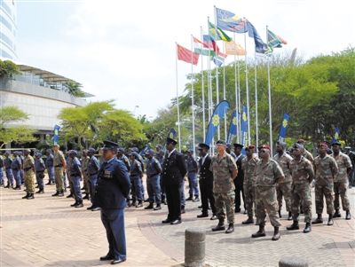 3月23日，南非警員參加德班峰會(huì)安保動(dòng)員會(huì)。為確保峰會(huì)安全，南非政府從全國(guó)抽調(diào)3000名警察加強(qiáng)安保。 新華社發(fā)