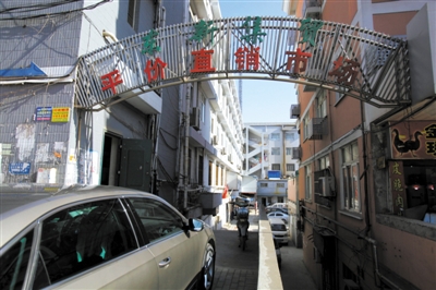 昨日，從事活禽宰殺的許某確認為感染H7N9禽流感確診病例，其所工作的南京江寧區(qū)東新農(nóng)貿(mào)市場仍正常營業(yè)