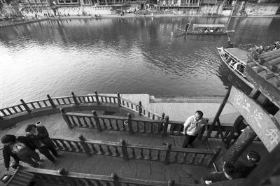 16日，湖南省長(zhǎng)沙市，連日來(lái)，鳳凰景區(qū)游客稀少，商戶收入減少。