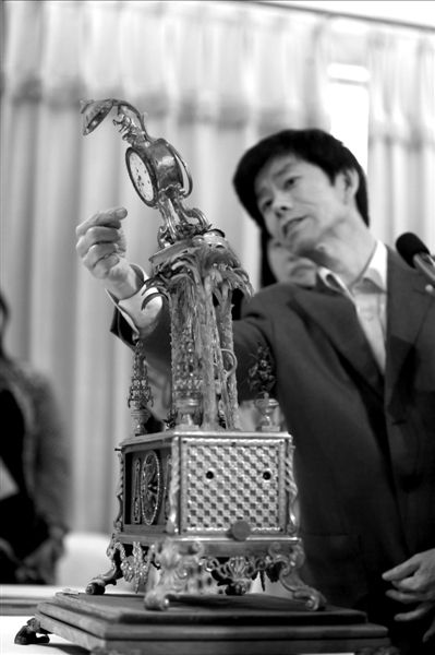 昨天，故宮文物修復(fù)專家向記者介紹“人打鐘”的損壞情況。圖/CFP