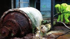 5月19日，中鹽湖南株洲化工集團有限公司廠區(qū)，消防戰(zhàn)士穿著重型防化服對泄漏點及周圍進行處置。圖/讀者高先生