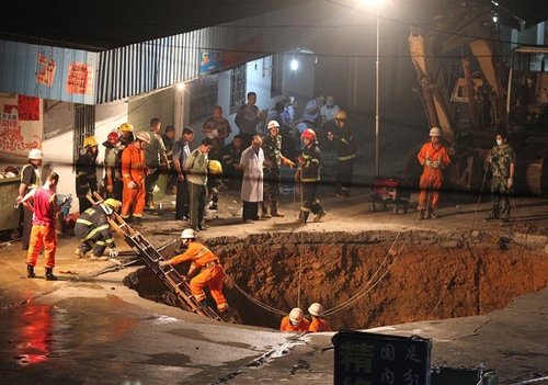 　圖為救援人員正在搜救。