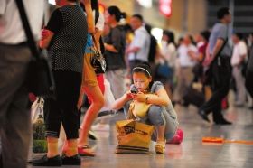 5月26日，武廣高鐵長沙南站，因為高鐵設(shè)備故障，滯留了大量旅客。圖/記者李坤