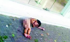 大熱天，小女孩赤身躺在馬路上