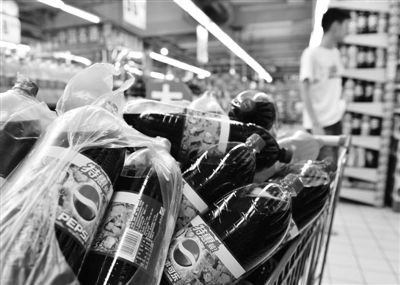 昨日，浙江省杭州市，在一家超市里拍攝到的百事可樂。近日，百事可樂再次遭遇“致癌風(fēng)波”。圖/CFP