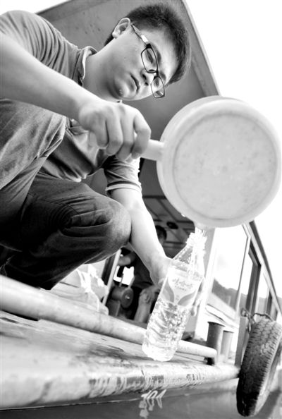 昨日，合面獅段水域，工作人員在取水檢測。據(jù)新華社