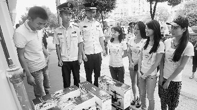 “美女執(zhí)法”。