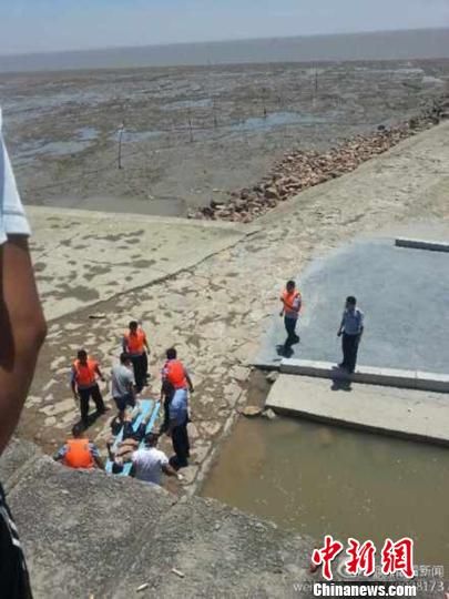 圖為網(wǎng)友@龍眼看新聞提供的溺水事故救援現(xiàn)場。 網(wǎng)友@龍眼看新聞 攝