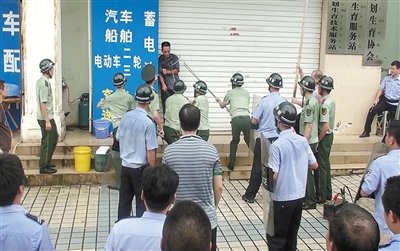 昨日，警方趕到現(xiàn)場制服嫌疑人何某。