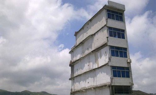 溫州“片片樓”佇立3年 斷水斷電戶主打井生活 溫州“片片樓”佇立3年 斷水斷電戶主打井生活