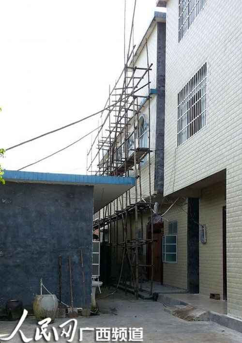 何某某的家門緊鎖，23日晚家人連夜搬家，現(xiàn)在去向不明