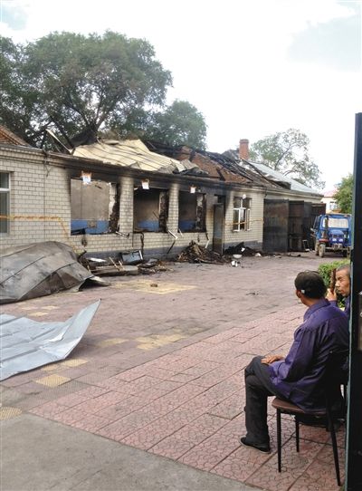 7月27日，海倫聯(lián)合敬老院內(nèi)，幾名老人看著對面被燒毀的特護(hù)病房。新京報記者 涂重航 攝