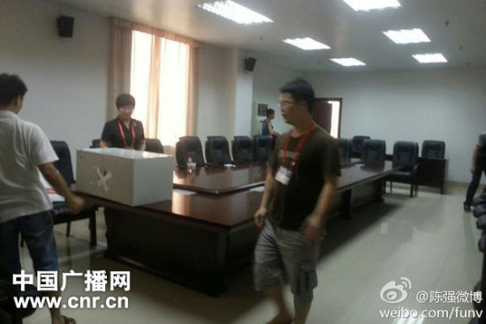 現(xiàn)場(chǎng)密封箱子(展示現(xiàn)場(chǎng)記者@陳強(qiáng)微博_圖片) 現(xiàn)場(chǎng)密封箱子(展示現(xiàn)場(chǎng)記者@陳強(qiáng)微博_圖片)