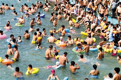 昨日，濟(jì)南市最高氣溫超過37℃，位于市區(qū)黑虎泉畔的泉水浴場免費(fèi)開放。