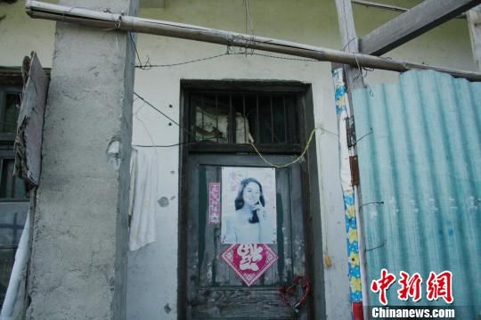 圖為嫌犯租住的民房，當(dāng)天受害人即攀在門上的窗口對(duì)外呼救。 吳佳蔚 攝