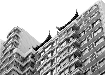 從三香大廈樓下能看見“空中園林”的亭檐一角。