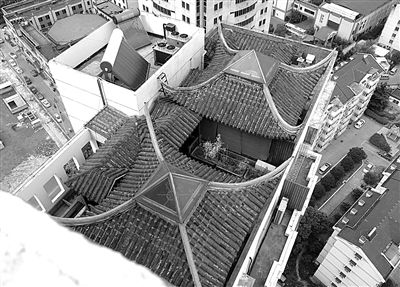 前日，從三香大廈另一單元樓頂俯拍“空中園林”。