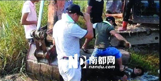 另一名男子被推入水塘。