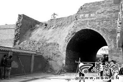 昨日上午9時(shí)左右，工人在倒塌處重新裝上護(hù)欄。實(shí)習(xí)記者 楊虎元 攝