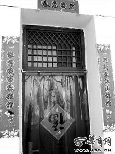 昨日中午，張某辦公室大門緊閉。