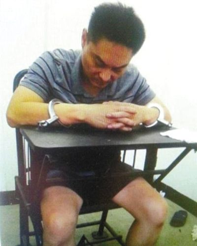 韓磊被控制時(shí)接受警方訊問(wèn)。本組圖片為視頻截圖