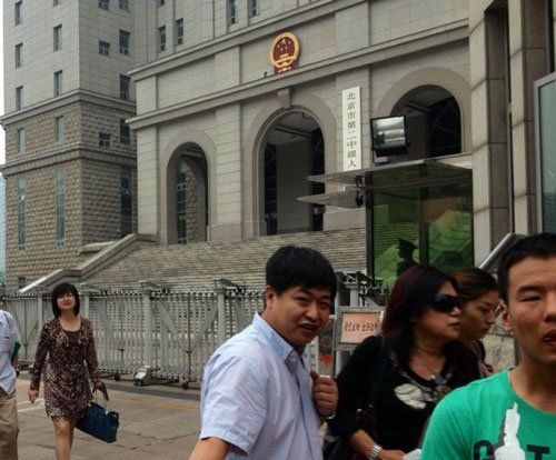 上午10：35分左右，蘇順虎律師和其家屬?gòu)姆ㄔ何鞔箝T(mén)出來(lái)。