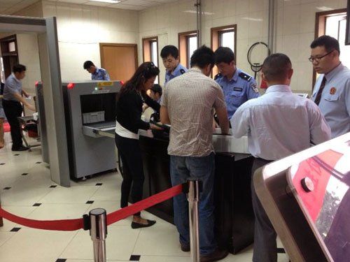 上午蘇順虎律師和其家屬安檢進(jìn)入法院。