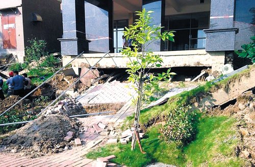 廣東珠海一小區(qū)路面下陷3米 回應稱因軟土下沉 廣東珠海一小區(qū)路面下陷3米 回應稱因軟土下沉