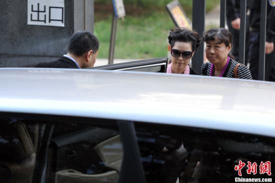 圖為宣判結(jié)束后夢(mèng)鴿面無(wú)表情走出海淀法院，乘車離開。