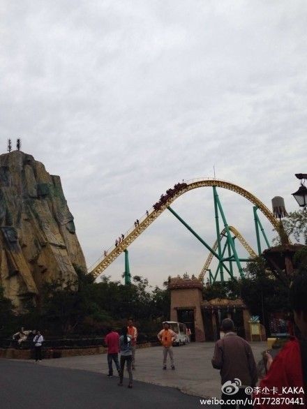 上海歡樂(lè)谷過(guò)山車發(fā)生故障，多位游客被卡在上面