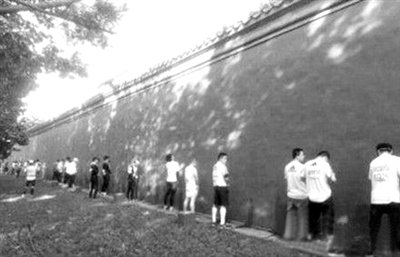 網(wǎng)友上傳的“北馬”選手集體“尿紅墻”圖片。