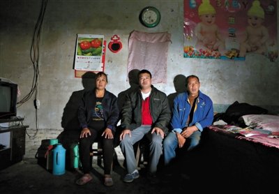 10月18日，自鋸病腿的鄭艷良所在的保定市清苑縣東臧村，有多家農(nóng)戶大病難醫(yī)，村民王新建（中）得了白血