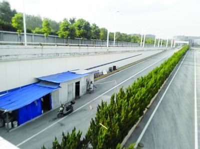 隧道內(nèi)堆放著大量生活用品。