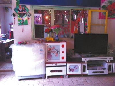 麻永東屋里的家具電器仍是嶄新的。