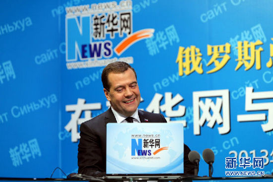 10月22日，俄羅斯總理梅德韋杰夫在新華網(wǎng)與中國網(wǎng)民進(jìn)行在線交流互動。 新華社記者邢廣利攝