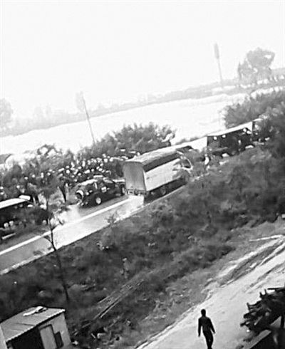 22日，云南晉寧數(shù)百村民與警方對(duì)峙。網(wǎng)絡(luò)截圖