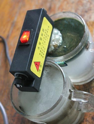 試驗(yàn)后的水對(duì)比，工程供水變成了墨綠色