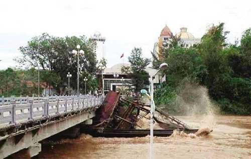 抽砂船卡在橋下。