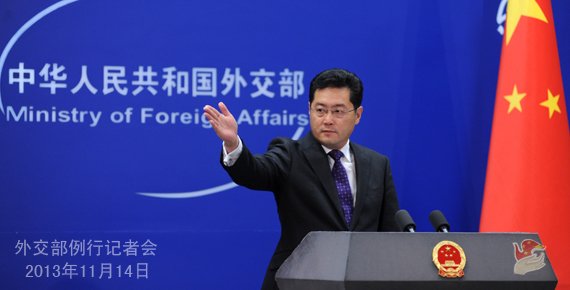 2013年11月14日，外交部發(fā)言人秦剛主持例行記者會。
