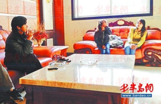 鄱陽(yáng)湖鄉(xiāng)村大酒店內(nèi)，兩個(gè)本地男子帶著兩個(gè)外籍女子給記者