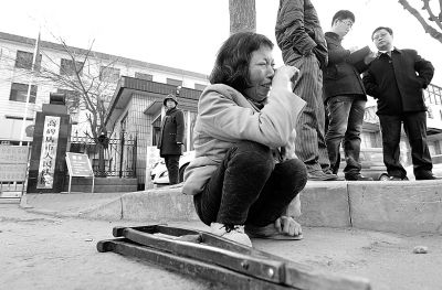 從法院出來(lái)以后，家屬和律師正在商量案情，夏鳳各在旁想著想著忍不住哭起來(lái)